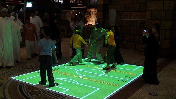 地面互动投影游戏踢足球